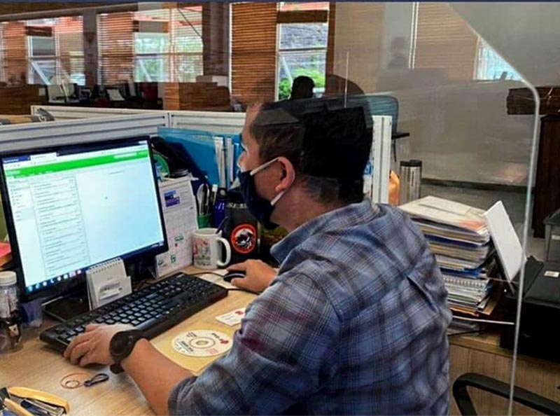 WFO saat pandemi, meja karyawan PT Eigerindo MPI dilengkapi desk separator.