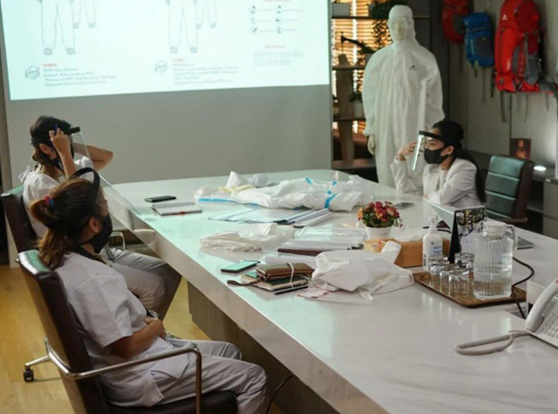 WFO saat pandemi, meeting jaga jarak, kenakan masker dan face shield.