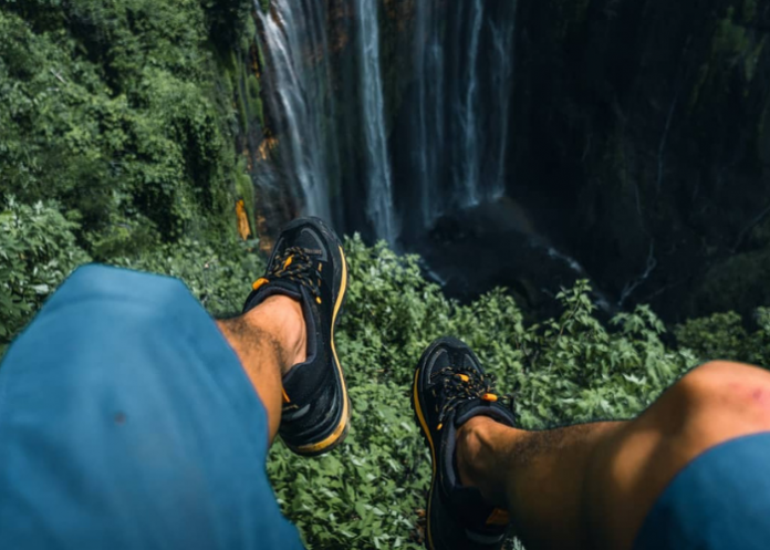 cara menghilangkan bau sepatu