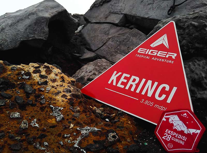 PLAKAT EIGER ADVENTURE DI PUNCAK GUNUNG KERINCI