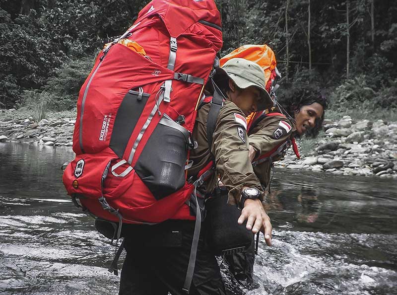 TIM EKSPEDITOR MENYUSURI SUNGAI SAAT EKSPEDISI