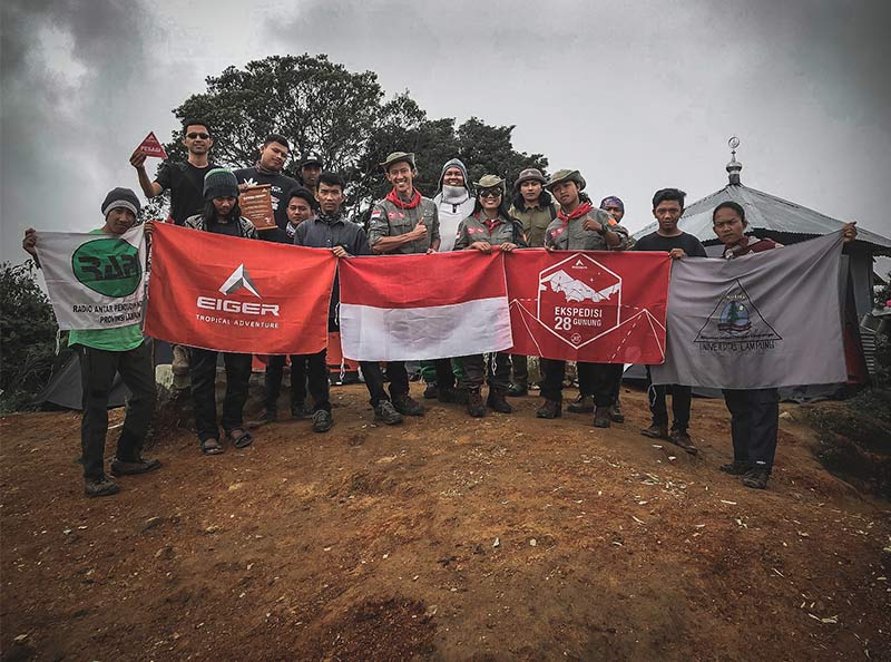 TIM EKSPEDITOR DI PUNCAK GUNUNG PESAGI