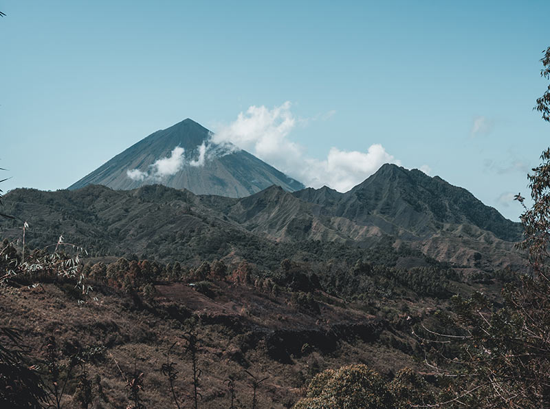 PEMANDANGAN ALAM DI TREK GUNUNG KELIMUTU NTT