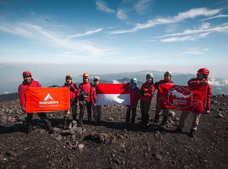 TIM EKSPEDITOR EKSPEDISI 28 GUNUNG DI PUNCAK MAHAMERU
