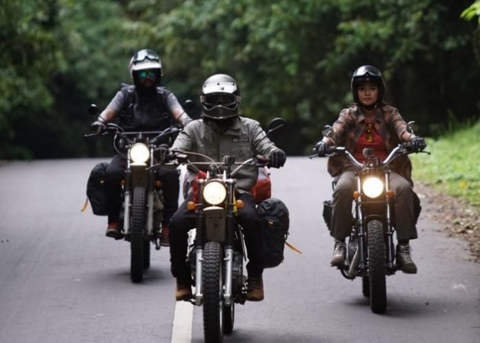 naik motor malam hari