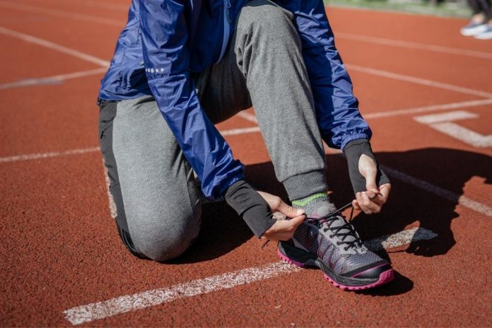 cara mengikat tali sepatu