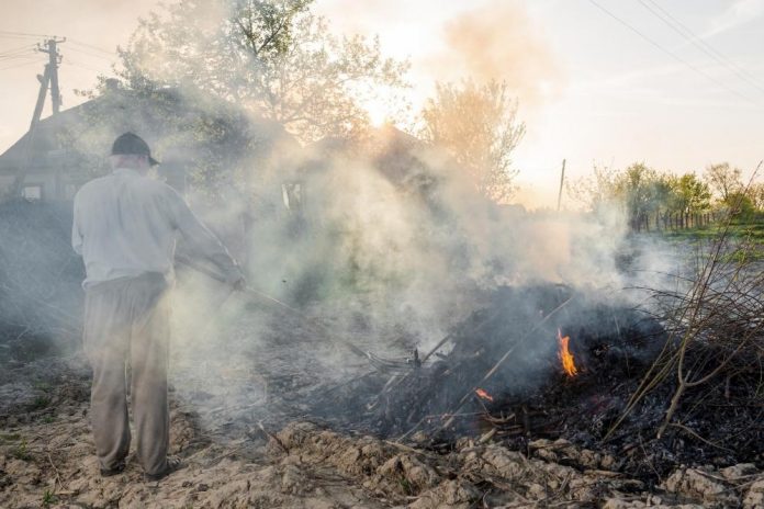 bahaya membakar sampah