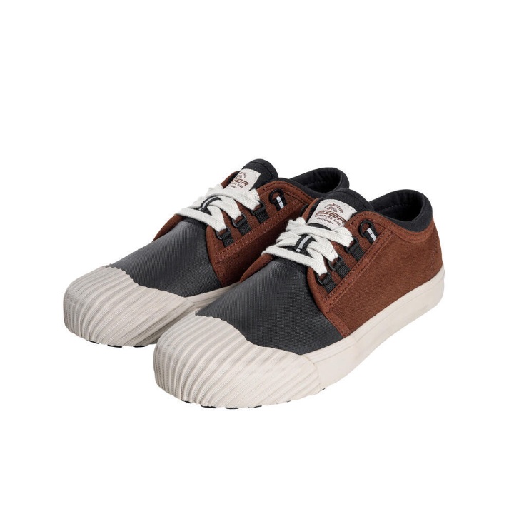 Raintour Low Cut merupakan sepatu touring motor dari EIGER