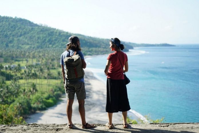 perbedaan backpacker dan traveller