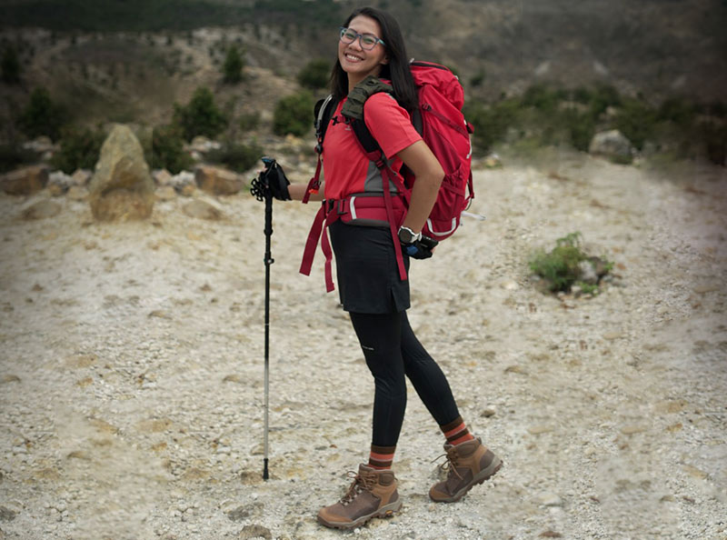 Abex Mengenakan Sepatu LORA Saat Muncak ke Papandayan