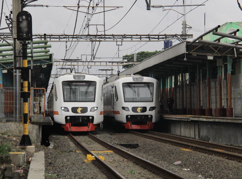 tunggu kedatangan kereta