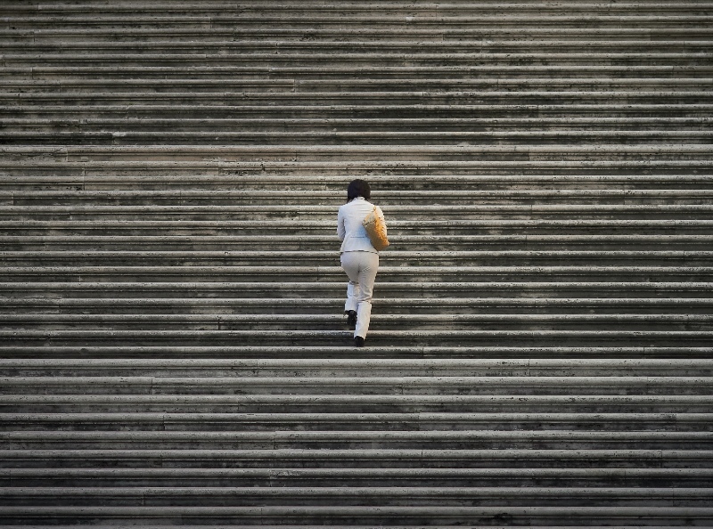 Tips Aman Olahraga Naik Turun Tangga