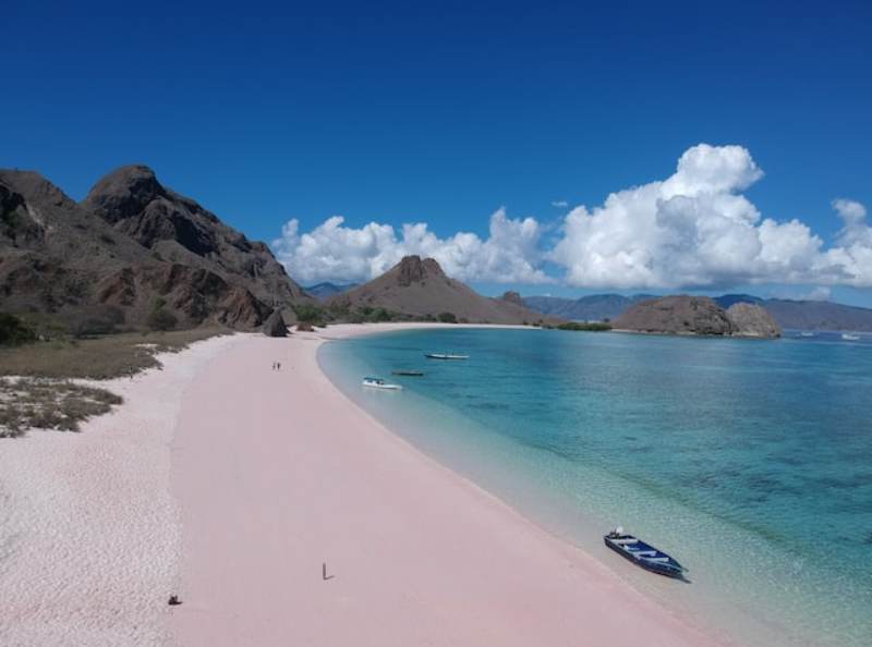 Bersantai di Pink Beach