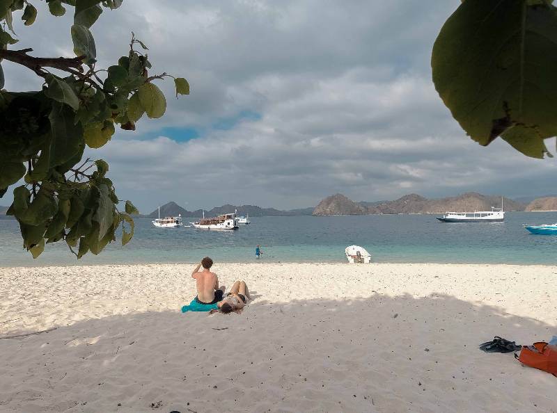 3. Pasir Putih di Pantai Waecicu