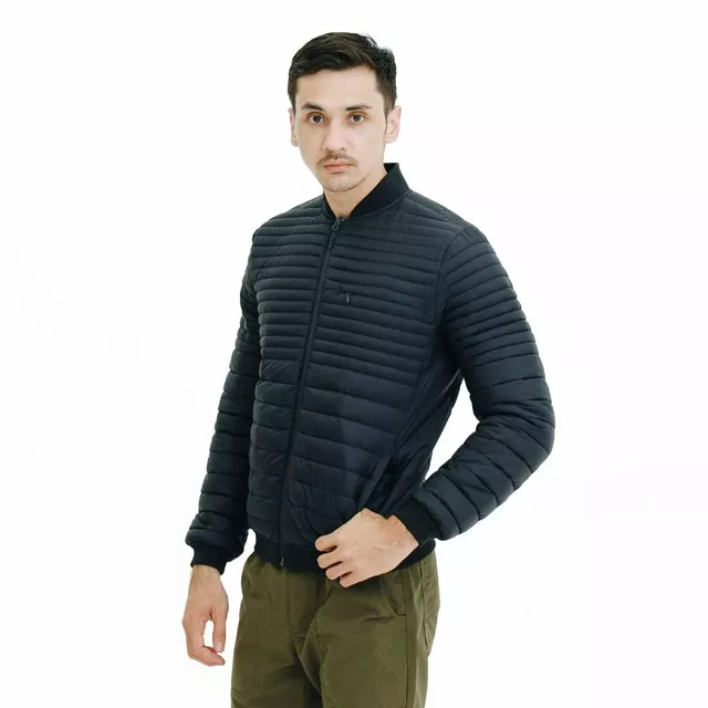 Punya jaket parasut? Yuk tambah pengetahuan cara mencuci jaket parasut yang tepat. Salah-salah bisa bikin jaketmu rusak loh!