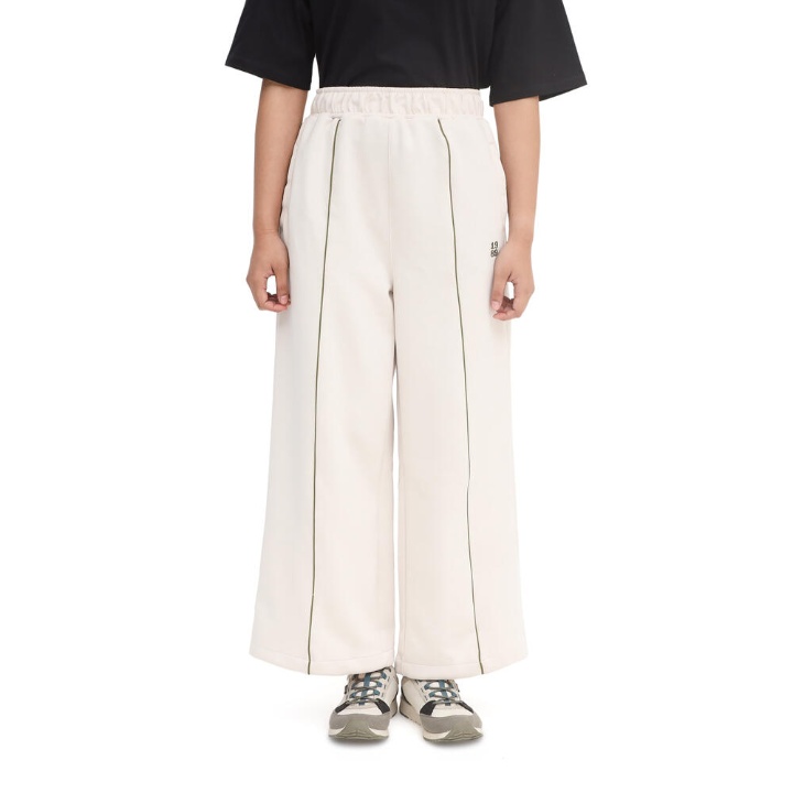 WS Varsha Slouch merupakan outfit natal dari EIGER