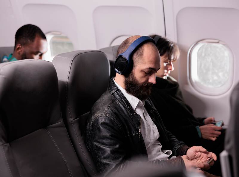 apakah di pesawat boleh main hp