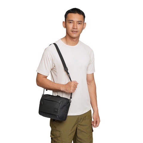 Safeguard Dual Shoulder 1A merupakan sling bag pria dari EIGER