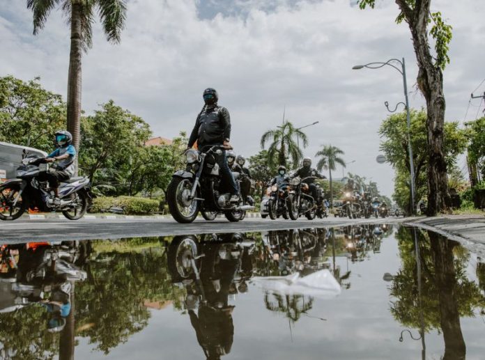 Naik Motor Saat Hujan