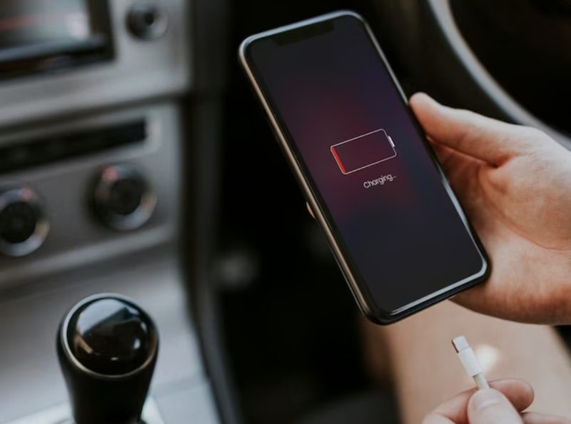 mengisi daya ponsel di mobil