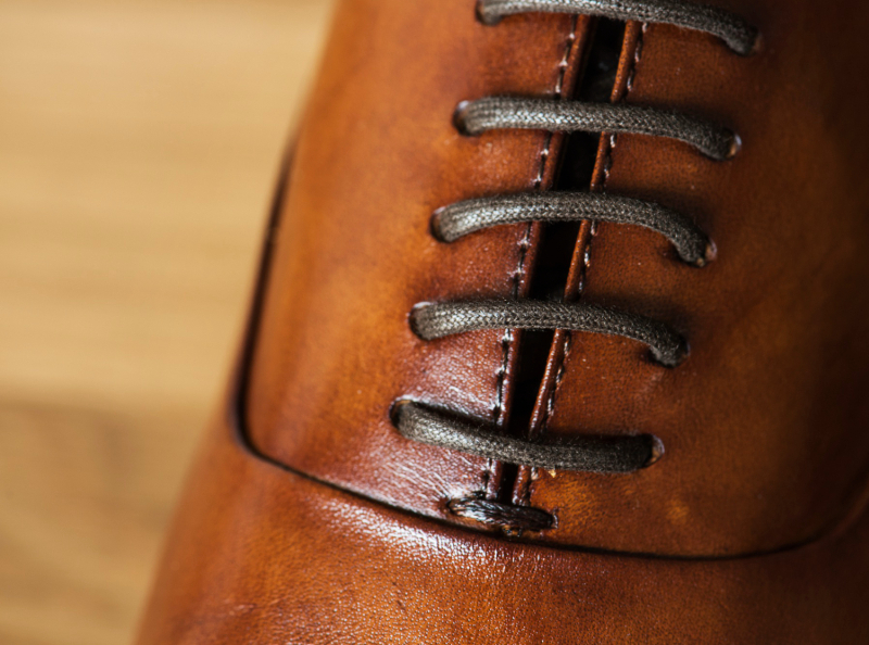 cara membersihkan sepatu kulit