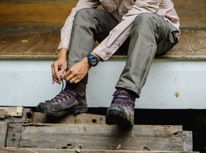 ilustrasi penggunaan sepatu kulit