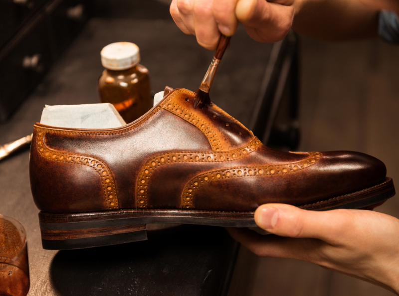 membersihkan sepatu kulit