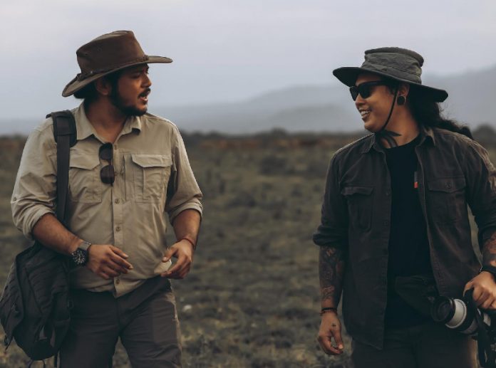 outfit kemeja hitam pria