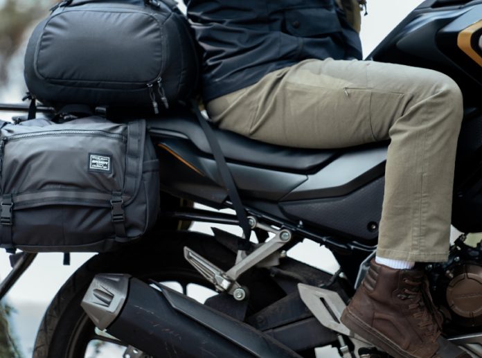 kemeja navy cocok dengan celana warna apa