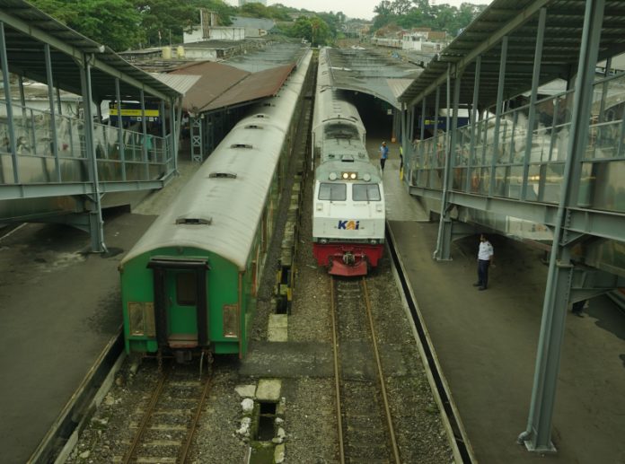 naik kereta ke bandung