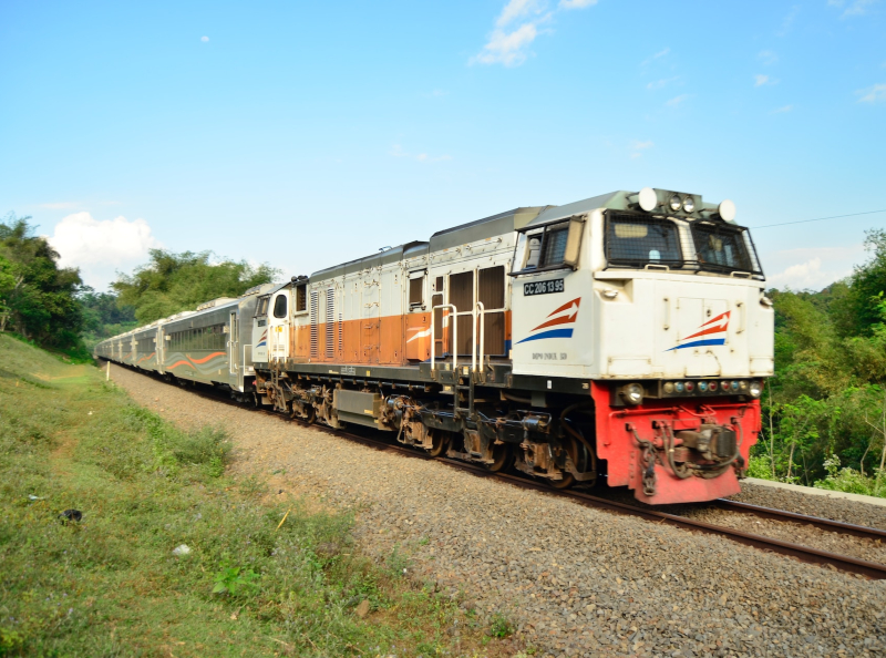 naik kereta ke bandung