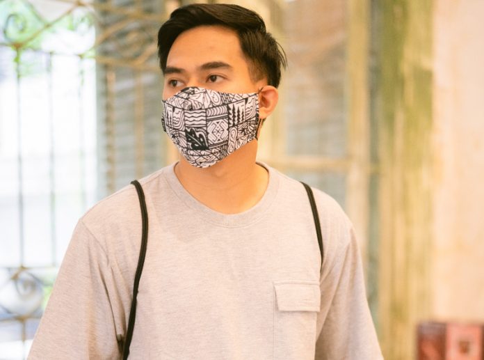 baju abu-abu cocok dengan warna apa