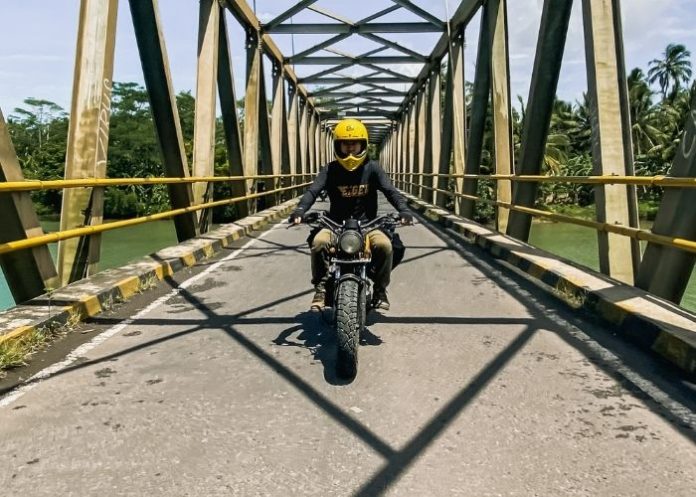 naik motor siang hari