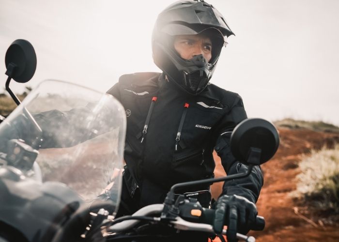 naik motor siang hari