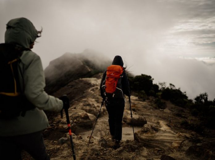 menghindari petir di gunung