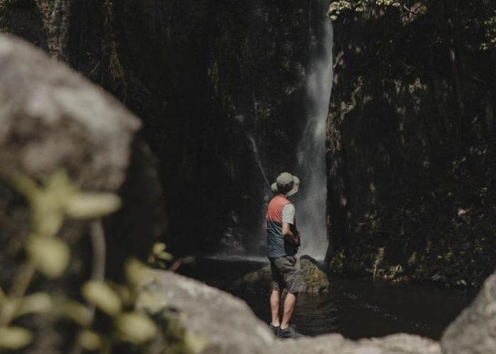 mancing di alam liar