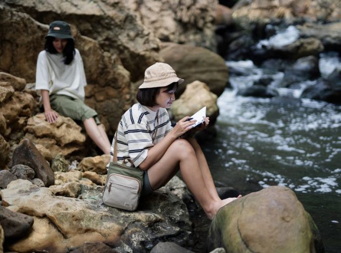 Salah satu itinery main ke curug, yaitu transportasi, tempat makanan, dan rute perjalanan.