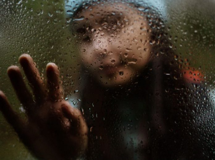 Salah satu fakta tentang aroma hujan, yaitu tidak ada hubungannya dengan mitos. Simak artikel ini untuk tahu lebih banyak tentang aroma hujan