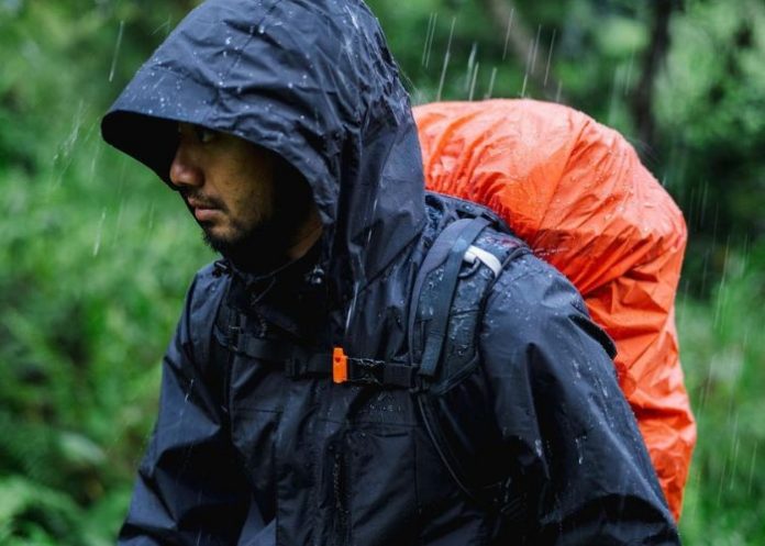 mendaki gunung saat hujan