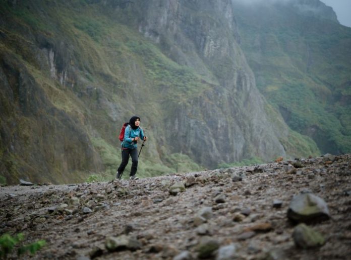 Mendaki Gunung Pakai Sandal