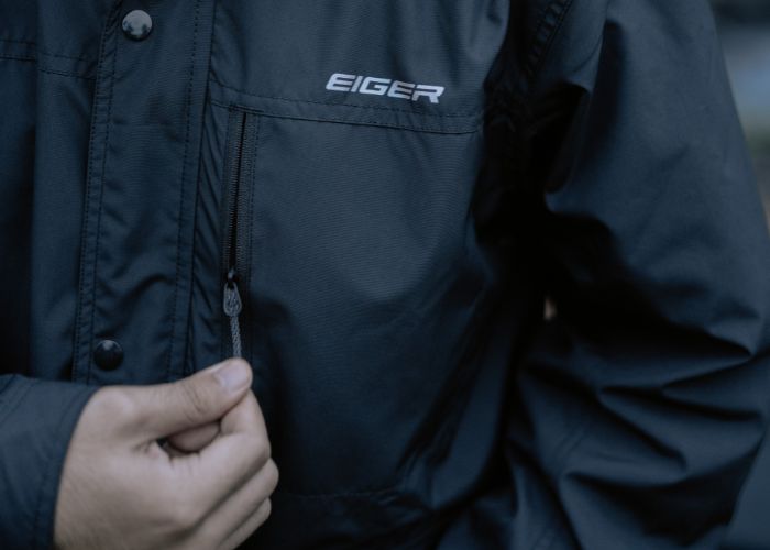 cara merawat jas hujan agar awet