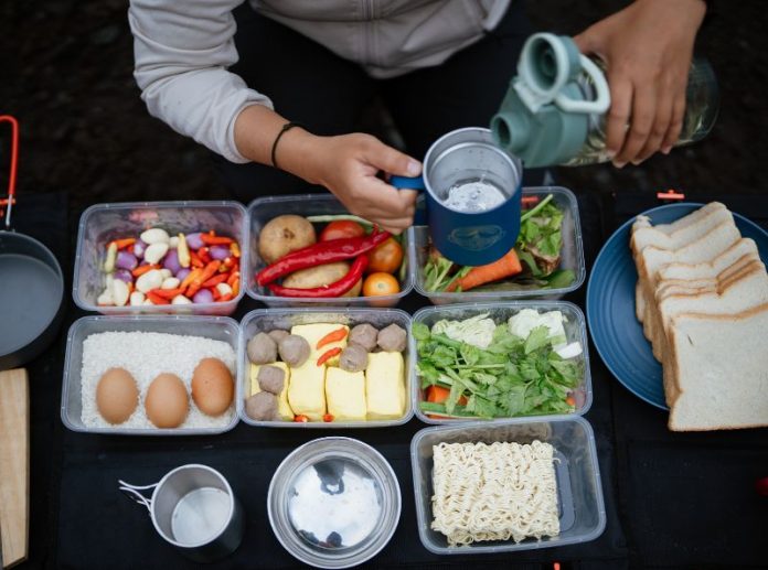 6 Tips Mengemas Makanan Minim Sampah untuk Mendaki Gunung