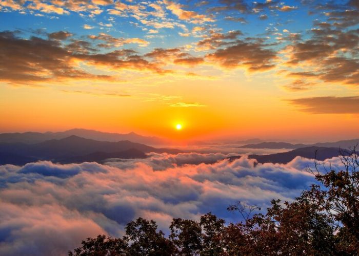 gunung di indonesia dengan sunrise terbaik