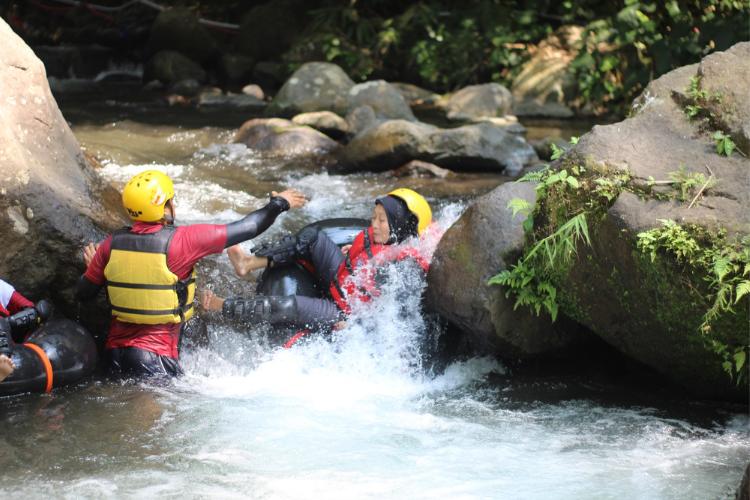 Cikadongdong river tubing
