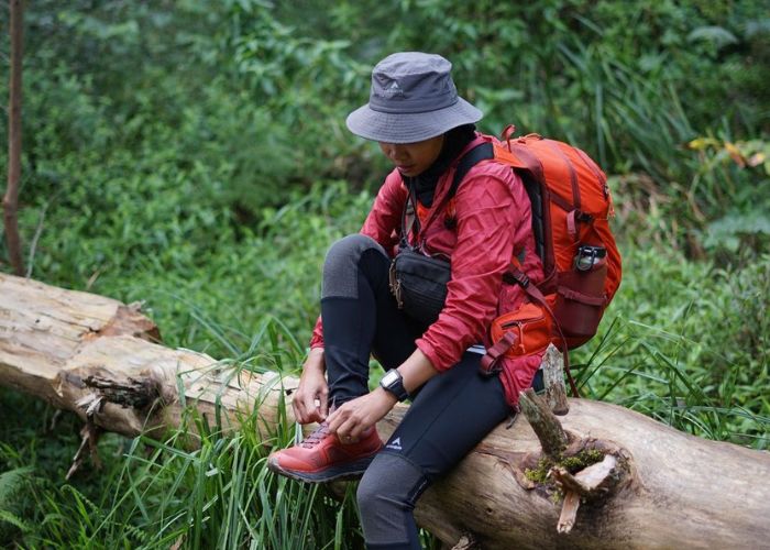 sepatu mendaki gunung wanita