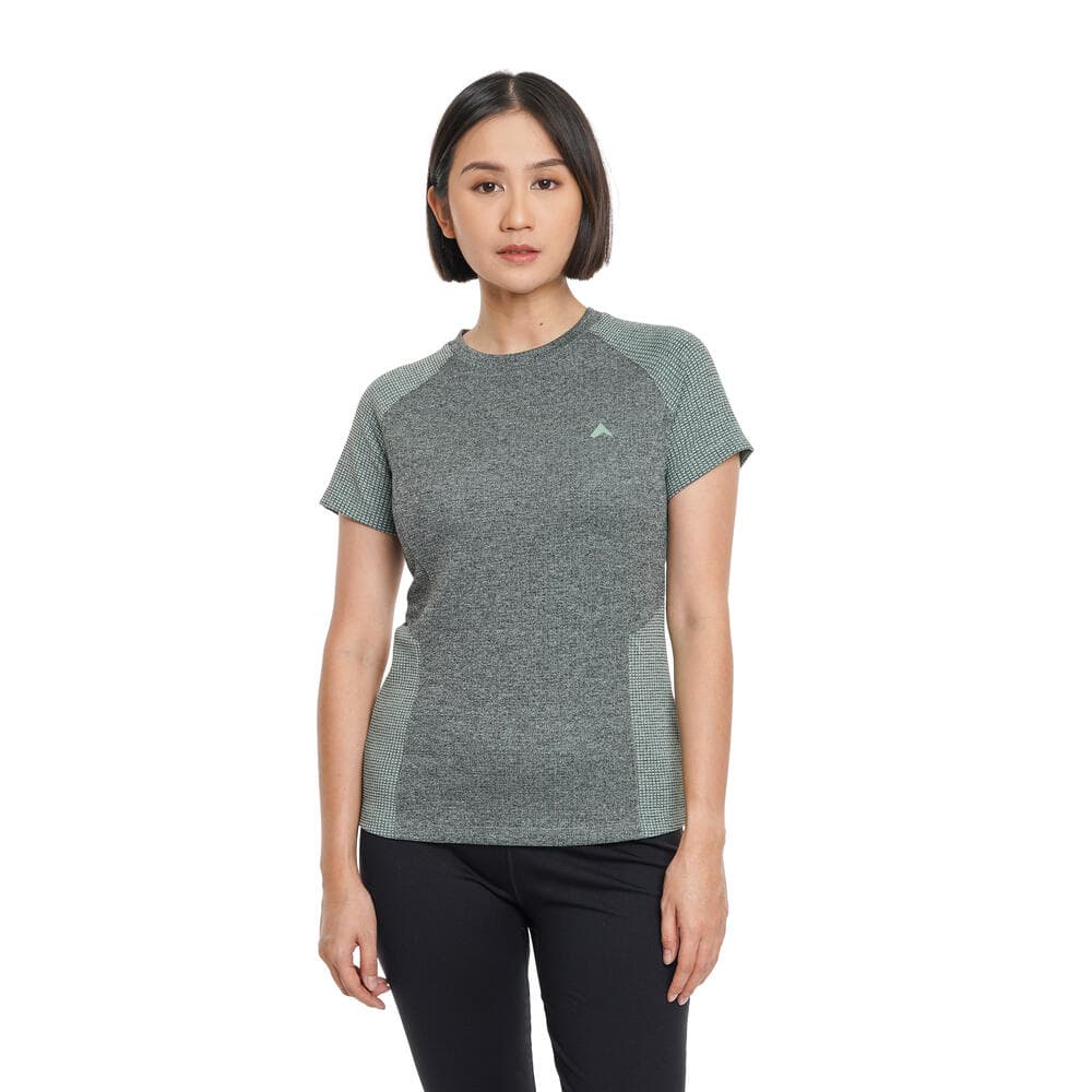 Kaos dengan Celana Pendek