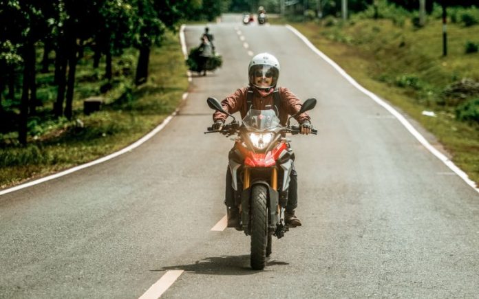 Cara mengendarai motor di jalan raya