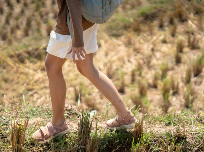 model sepatu wanita untuk jalan-jalan