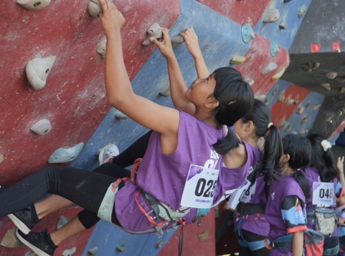 panjat tebing anak EIGER