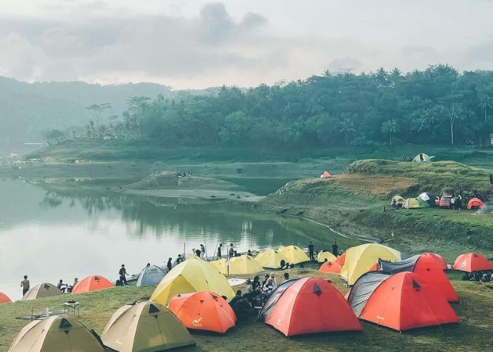 camping di waduk sermo